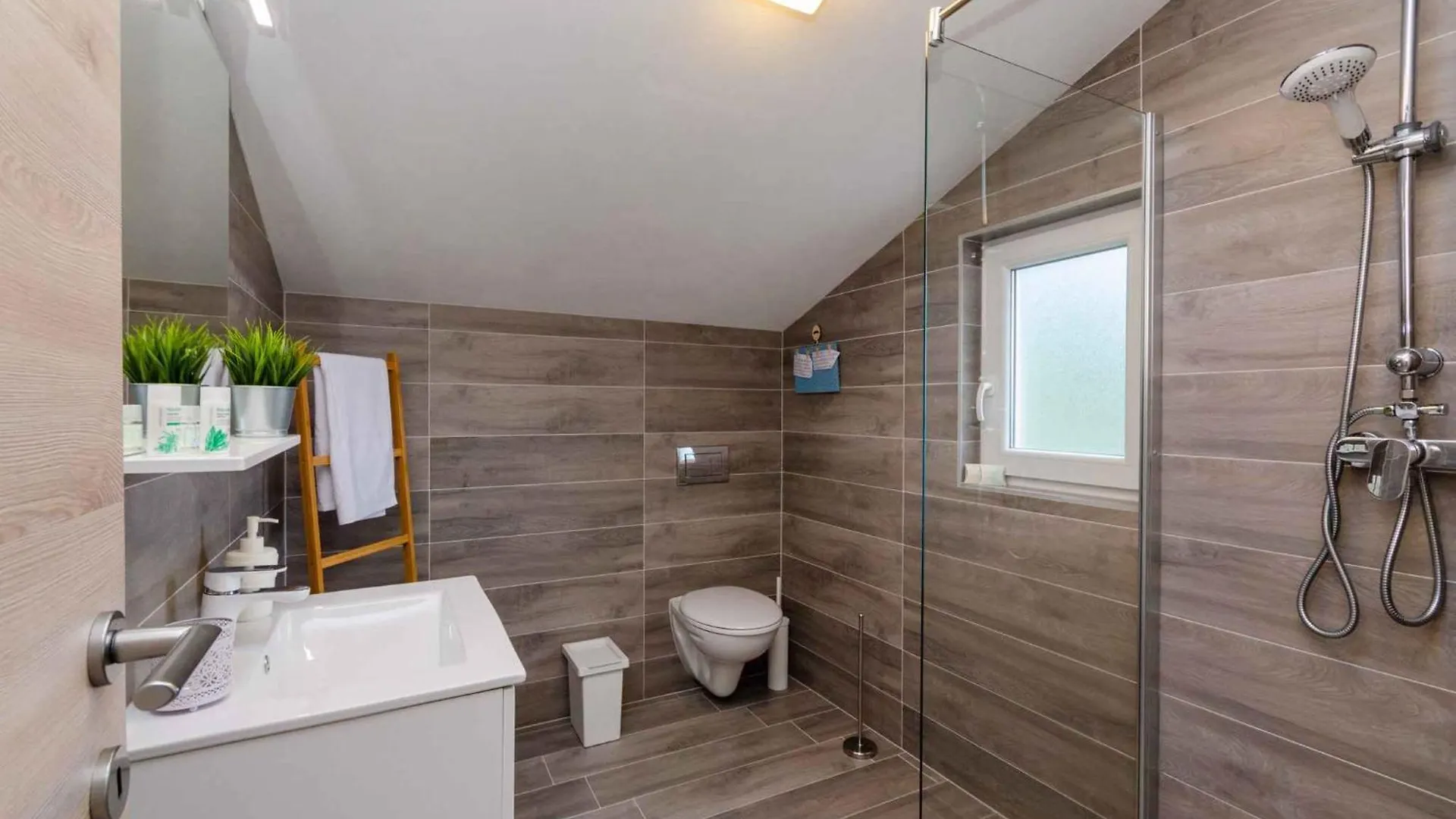 Holiday Home In Drivenik 39098